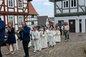 Feier der 1. Heiligen Kommunion in Sankt Crescentius (Foto: Karl-Franz Thiede)